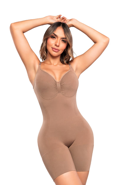 - Body faja invisible SMI7148 con tirantes ajustables
- Vista lateral mostrando compresión en abdomen y muslos
- Diseño de espalda escotada para escotes profundos
