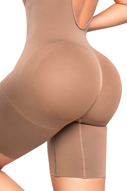 - Body faja invisible SMI7148 con tirantes ajustables
- Vista lateral mostrando compresión en abdomen y muslos
- Diseño de espalda escotada para escotes profundos