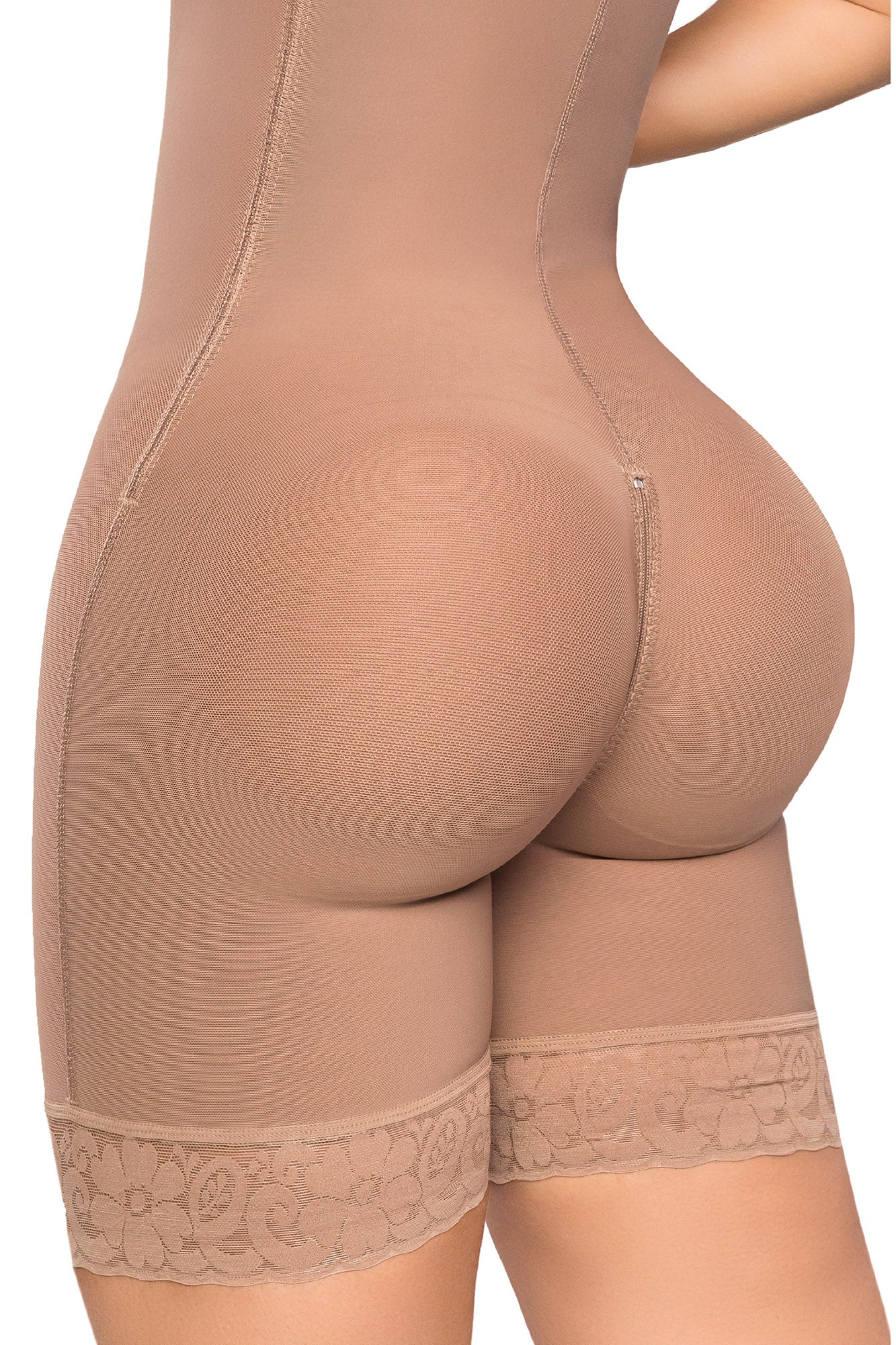 - Faja SMI7156 ICÓNICA media pierna con efecto lifting y soporte removible
- Detalle de tirantes graduables y triple abrochadura en la faja ICÓNICA
- Vista posterior de compresión progresiva y panty Ultrainvisible incluido