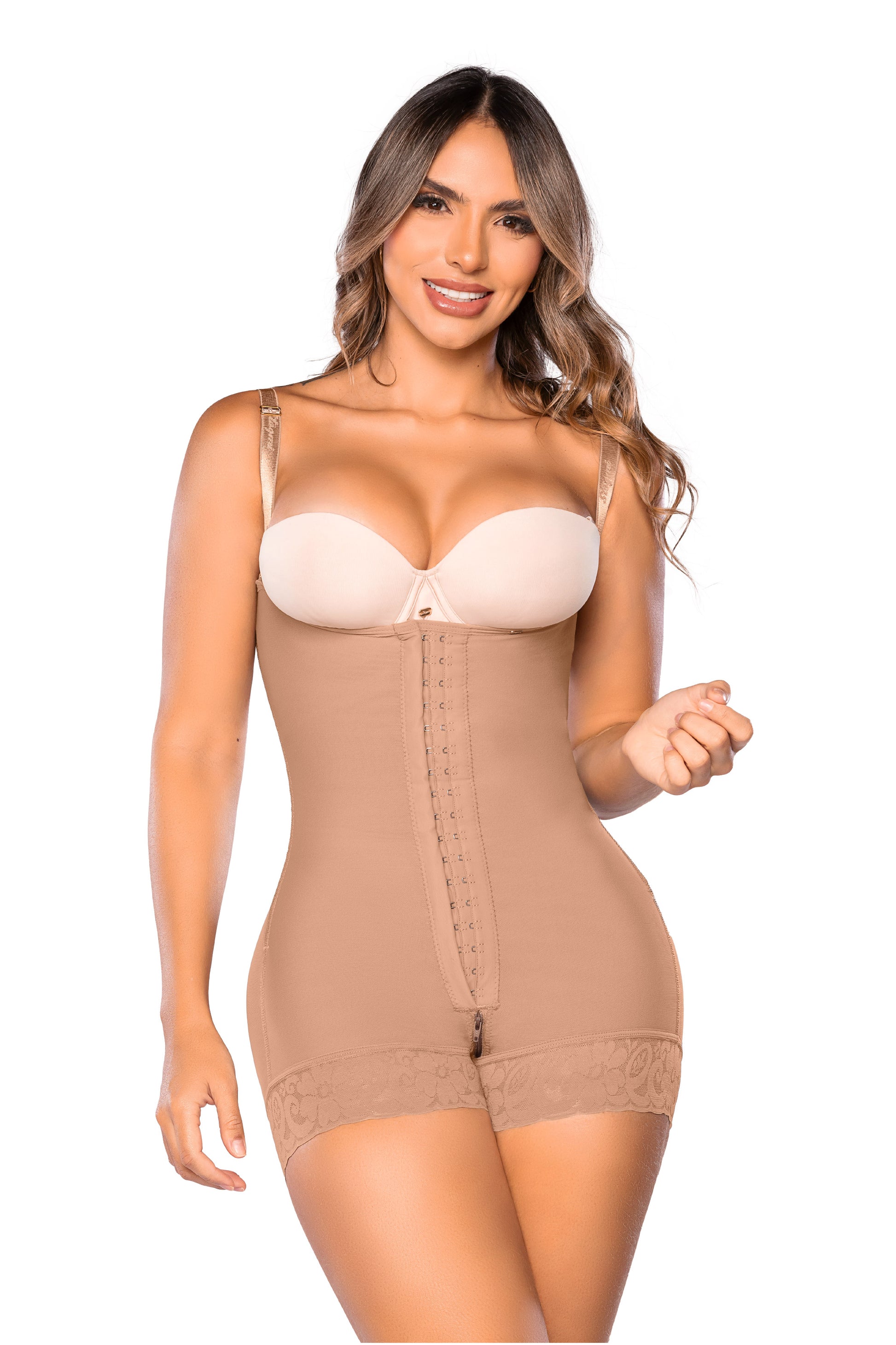 - Faja SMI7167 corta con efecto lifting y encaje siliconado
- Vista frontal con tres niveles de abrochadura
- Diseño posterior invisible con panty de regalo incluido