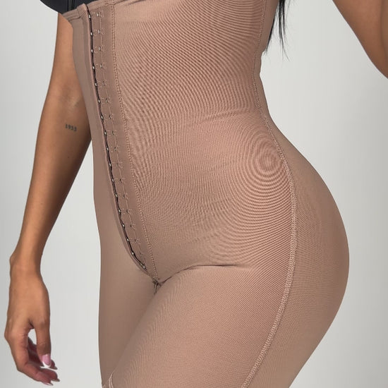 - Faja SMI7156 ICÓNICA media pierna con efecto lifting y soporte removible
- Detalle de tirantes graduables y triple abrochadura en la faja ICÓNICA
- Vista posterior de compresión progresiva y panty Ultrainvisible incluido