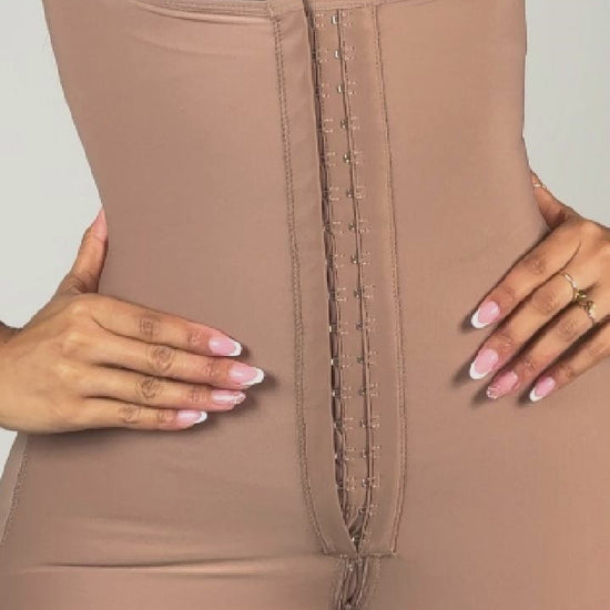 - Faja SMI7155 DUQUESA con triple lifting y soporte lateral removible
- Vista lateral y posterior de la faja hasta la rodilla con tirantes ajustables
- Detalle del diseño sin costuras y panty incluido en la SMI7155